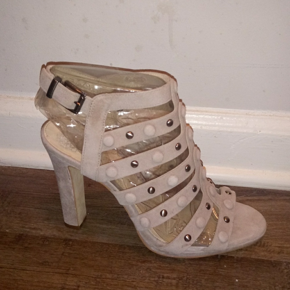 A leather creamy heel